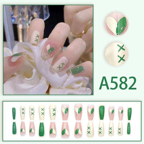 Luxe Fake Nails - Elegance with Chic Patterns Soloist